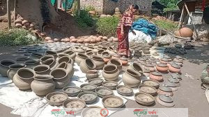 নওগাঁর মান্দায় বিলুপ্ত প্রায় মৃৎ শিল্প