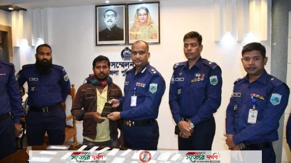 পাবনা জেলা পুলিশের আরেকটি সাফল্য - বিভিন্ন সময়ে হারানো ৩৫ টি মোবাইল ফোন উদ্ধার