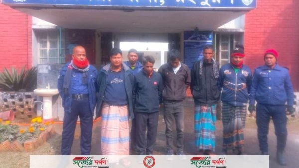 কাউনিয়ায় জুয়া খেলার সরমঞ্জাম সহ ৫ জন আটক