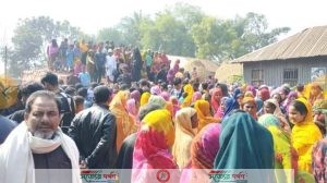 রান্নাঘরে পড়ে ছিলেন মৃত মা, গাছে ঝুলছিল সন্তানের মরদেহ