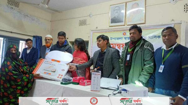 কাউনিয়ায় লেবুনাইজার,বেবি ওয়েট ও বিপি মেশিন বিতরণ