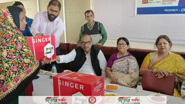রায়পুরায় নারীর আত্মকর্মসংস্থানের লক্ষে সেলাই মেশিন বিতরণ
