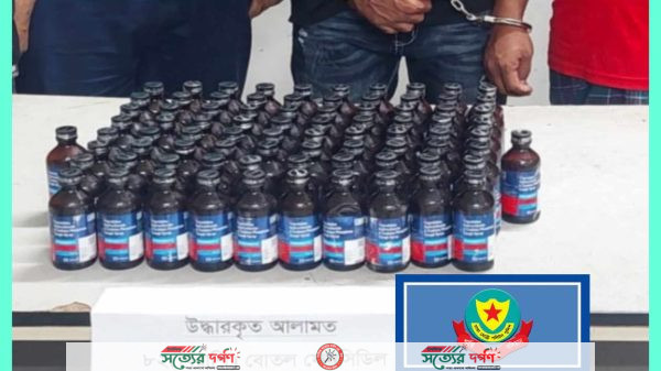 রাজধানীর লালবাগে পুলিশের বিশেষ অভিযানে ৮২ বোতল ফেন্সিডিল উদ্ধার' ২ মাদক কারবারি গ্রেফতার
