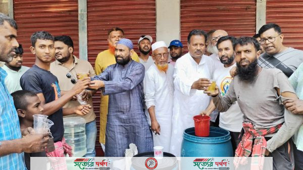 ভেড়ামারা অনলাইন প্রেসক্লাবের উদ্যোগে তৃষ্ণার্তদের মাঝে শরবত বিতরন