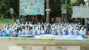 সাঁথিয়ায় প্রধান শিক্ষকের পদত্যাগের দাবিতে আমরণ অনশন করছে শিক্ষার্থীরা