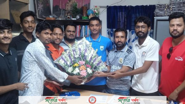 সাফ ফুটবল টুর্নামেন্টে বিজয়ী ভেড়ামারার কৃতি মাহিন কে ভেড়ামারা অনলাইন প্রেসক্লাবের পক্ষ থেকে সংবর্ধনা