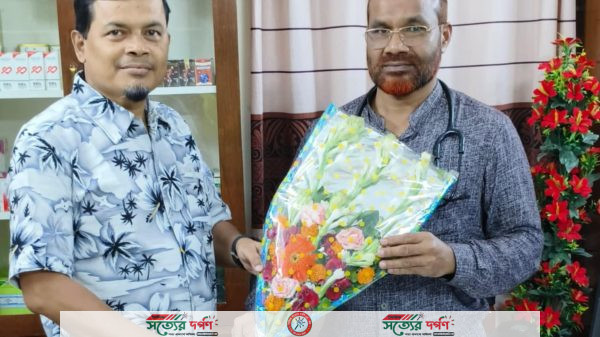ক্যান্সার চিকিৎসায় অবদান রাখায় ডা: নজরুল ইসলামকে সাফ‘র অভিনন্দন