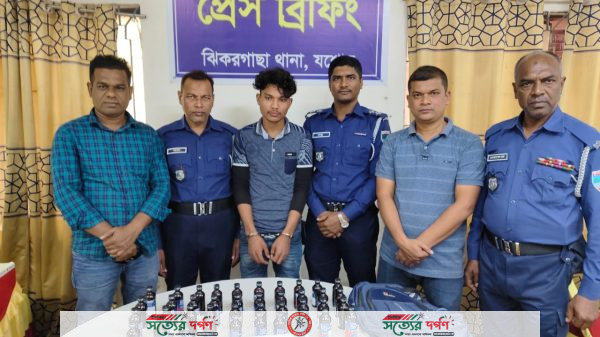 ঝিকরগাছায় ৪০ফেনসিডিল সহ১-যুবক আটক