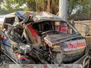 ঈশ্বরদী পৌর এলাকায় ট্রাক এম্বুলেন্স মুখোমুখি সংঘর্ষে আহত ৪ জন