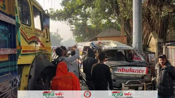 ঈশ্বরদী পৌর এলাকায় ট্রাক এম্বুলেন্স মুখোমুখি সংঘর্ষে আহত ৪ জন