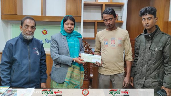 ঝিকরগাছায় আগুনে পুড়ে দগ্ধ প্রতিবন্ধীকে ৫হাজার টাকার অনুদান তুলে দেন ইউএনও ভুপালী সরকার