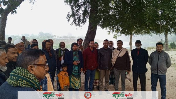 ঝিকরগাছায় কপোতাক্ষ ভাঙ্গনে ঝুকিপূর্ণ সরকারি ৩ প্রতিষ্ঠান রক্ষায় পরিদর্শন করেন প্রশাসনের কর্মকর্তা