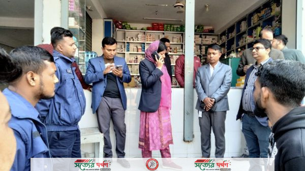 ঝিকরগাছায় মেয়াদোত্তীর্ণ ঔষধ রাখার অপরাধে ৩০ হাজার টাকা জরিমানা