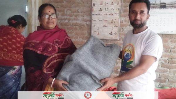 ডাঃ মনা ইয়োগা ওয়ার্ল্ড আয়োজিত শীতবস্ত্র বিতরণ