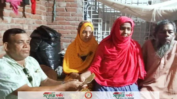 ঝিকরগাছার আশরাফ ওয়েলফেয়ার সেন্টারের প্রতিষ্ঠাতা আশরাফ হোসেন স্বপনএক অসহায় পরিবারের পাশে দাঁড়িয়েছেন