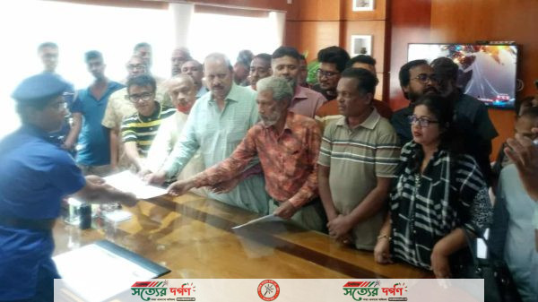 সাংবাদিক মনিরুলের মুক্তি ও শার্শার ওসি প্রত্যাহারের দাবিতে এসপির কাছে যশোর জেলা সাংবাদিক ইউনিয়নের স্মারকলিপি