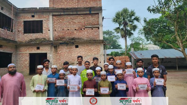 নওগাঁর মান্দায়  দেশনায়ক তারেক রহমানের পক্ষ থেকে উপহার বিতরণ