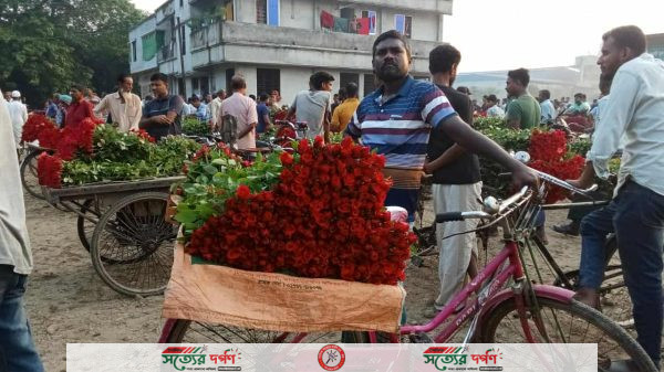 ঝিকরগাছা নির্বাহী অফিসার ভূপালি সরকারের নন্দিত উদ্বোগে  ফুল বাজারে ক্রেতা-বিক্রেতাদের উপচে পড়া ভিড় 