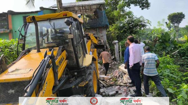 ঝিকরগাছায় অবৈধ উচ্ছেদ অভিযানে  সরকারি রাস্তা উদ্ধার