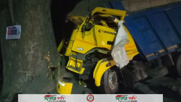 ঝিকরগাছায় গাছের সাথে বালুর ডামট্রাকের ধাক্কায় চালক ও হেলপার আহত