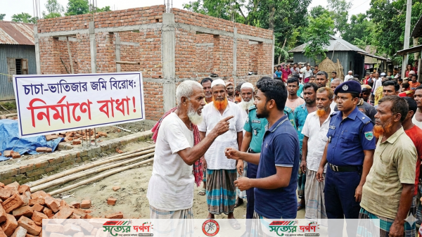 ঝিকরগাছায় জমি নিয়ে চাচা ভাতিজার বিরোধে স্থাপনা নির্মাণে বাধা প্রদান 