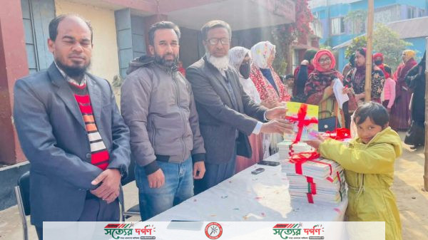 ভেড়ামারা বোর্ড সরকারি প্রাথমিক বিদ্যালয়ে শিক্ষার্থীদের মাঝে নতুন বই বিতরণ
