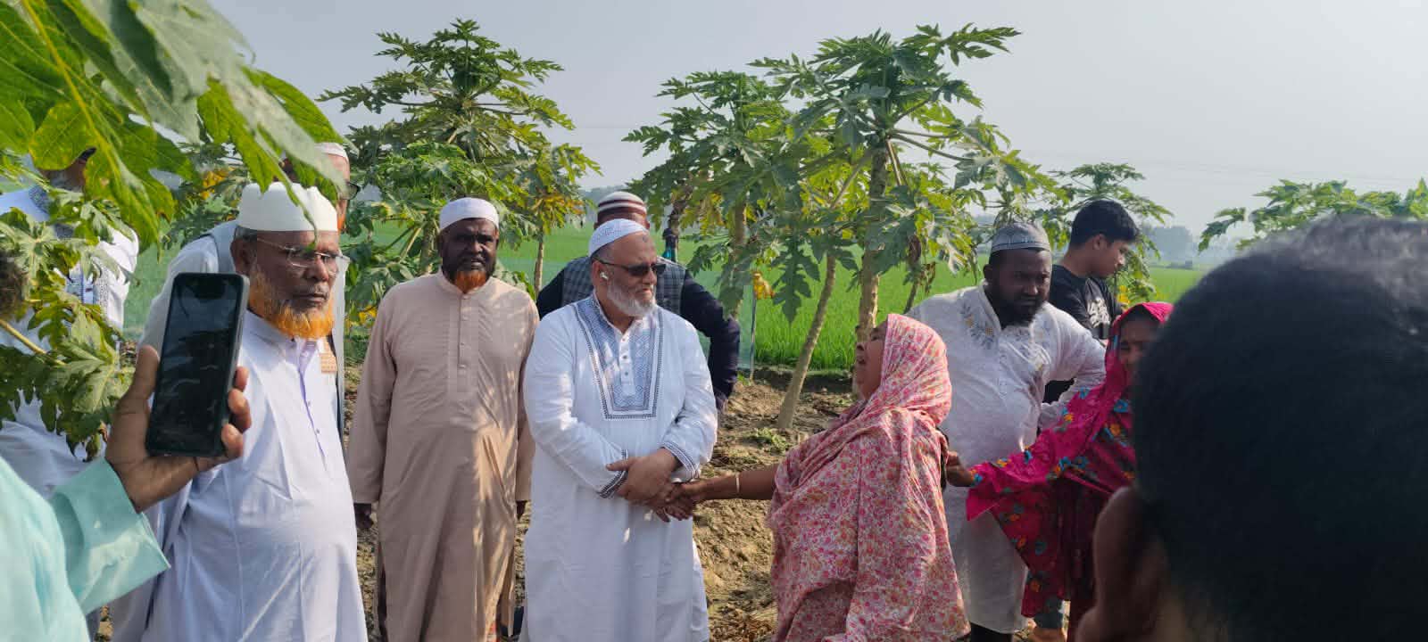 ঝিকরগাছায় দুর্বৃত্ত কর্তৃক ক্ষতিগ্রস্থ মোহর আলীর পাশেএমপি ডা : ফরিদ   