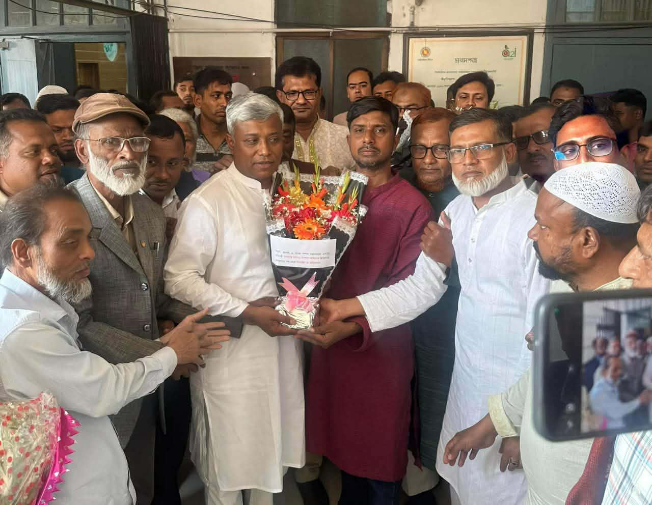 ঝিকরগাছা প্রেসক্লাবের পক্ষ থেকে বিদ্যুৎ প্রতিমন্ত্রীকে ফুলেল শুভেচ্ছা জ্ঞাপন