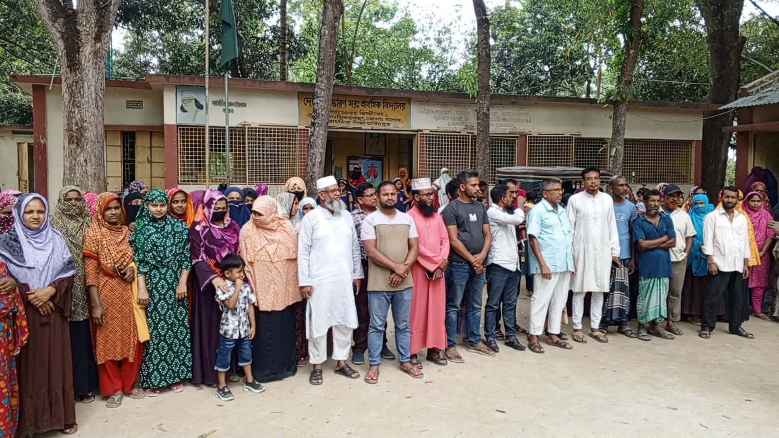 ঝিকরগাছায় বিদ্যালয়ের নতুন ভবন নির্মাণের দাবিতে মানববন্ধন
