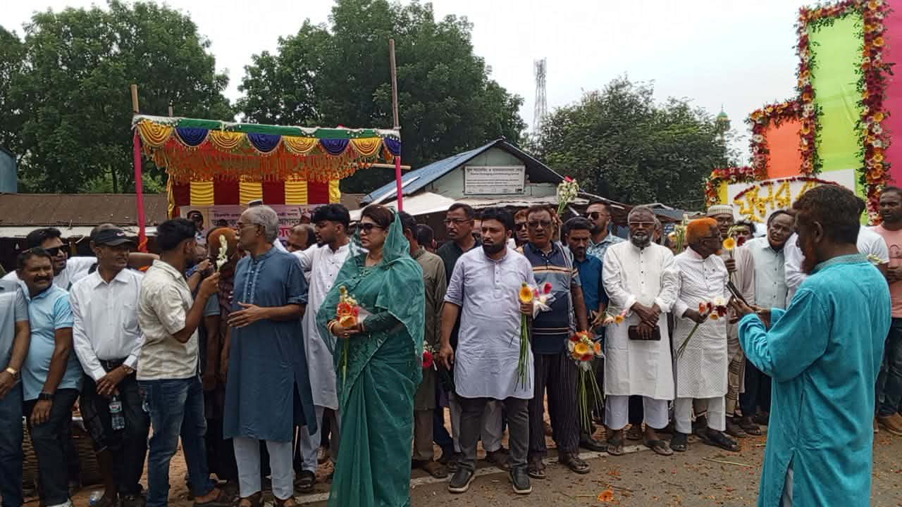 প্রধানমন্ত্রী তারেক রহমান উলাশীখাল খনন কর্মসূচির উদ্বোধন যাওয়ার পথে ঝিকরগাছায় বিএনপির অভ্যর্থনা ও ফুলের শুভেচ্ছা সিক্ত