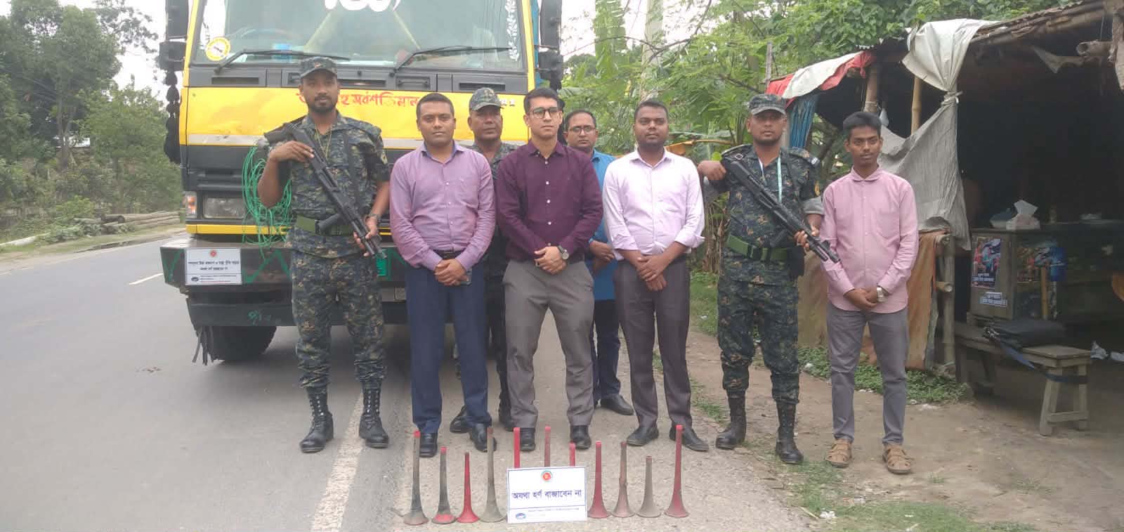 শব্দদূষণ রোধে নওগাঁয় মোবাইল কোর্ট, ৫ যানবাহনকে জরিমানা