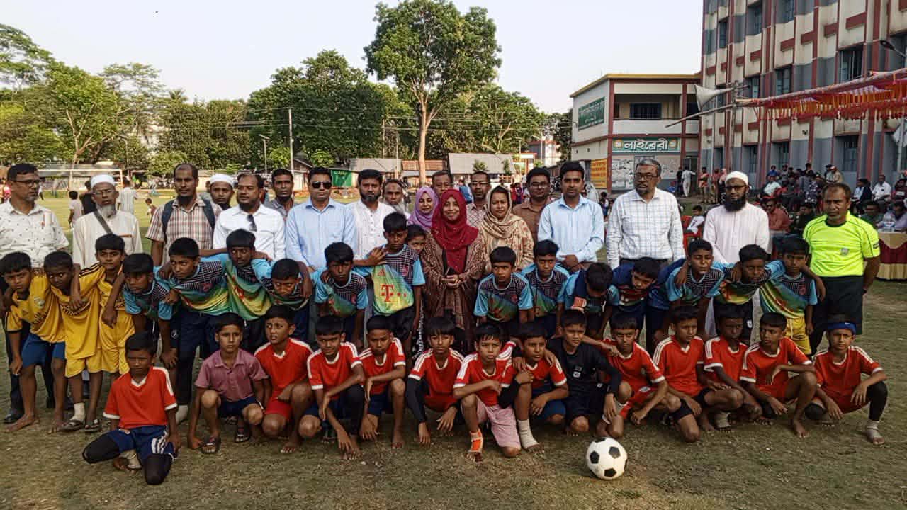 ঝিকরগাছায় প্রাথমিক বিদ্যালয় গোল্ডকাপ টুর্নামেন্ট ফুটবল বালক-বালিকা ফাইনাল খেলা অনুষ্ঠিত