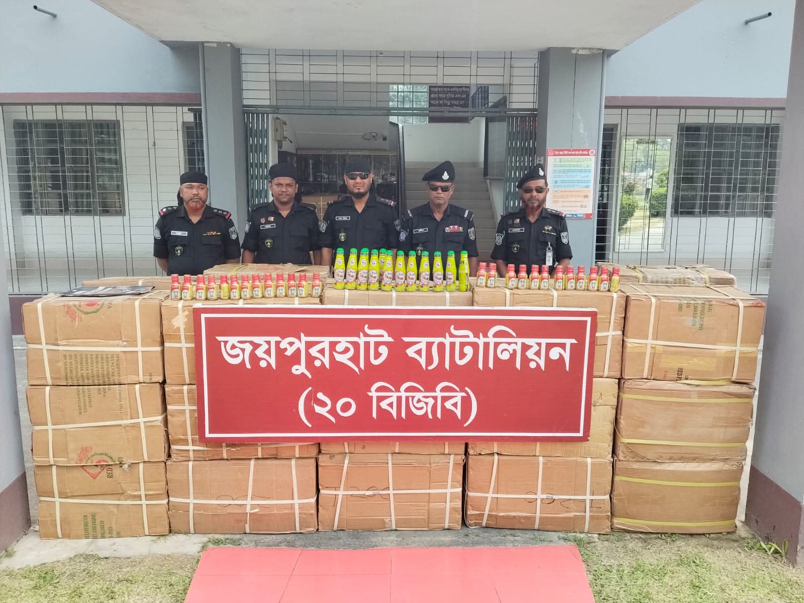র‍্যাব ও বিজিবির যৌথ চিরুনি অভিযানে বিপুল পরিমান অবৈধ যৌন উত্তেজক সিরাপ উদ্ধার