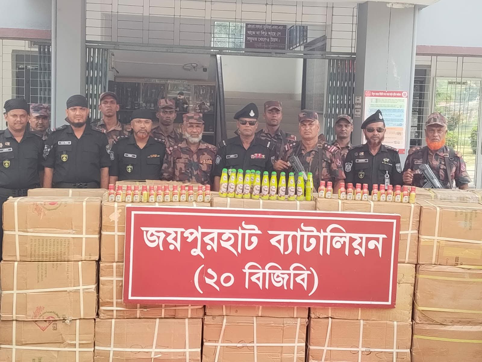 র্যাব ও বিজিবির যৌথ চিরুনি অভিযানে বিপুল পরিমান অবৈধ যৌন উত্তেজক সিরাপ উদ্ধার