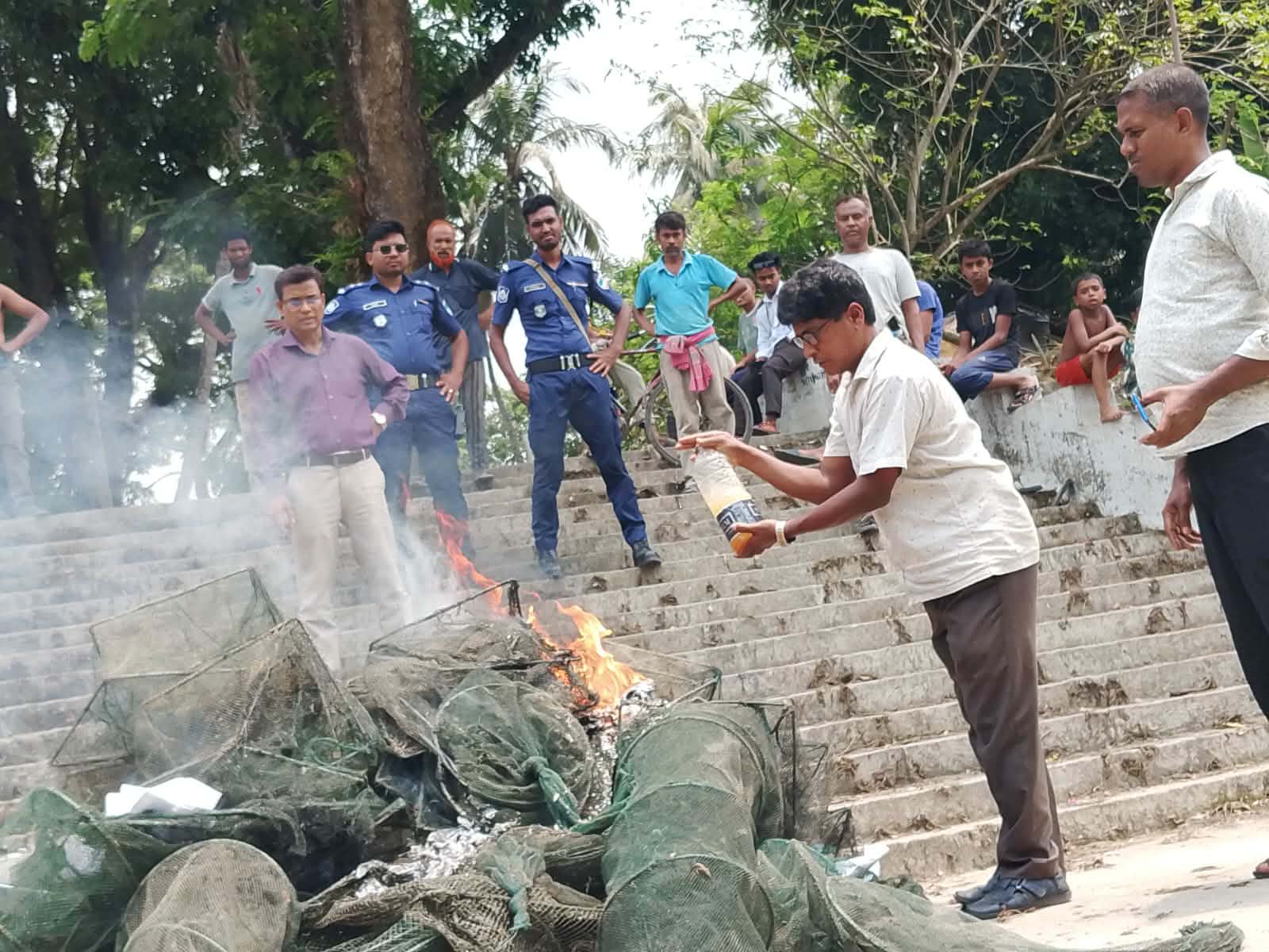 ঝিকরগাছায় কপোতাক্ষ নদে ভ্রাম্যমান আদালতের অভিযান চায়না দুয়ারী জাল উদ্ধার ভস্মিতূত