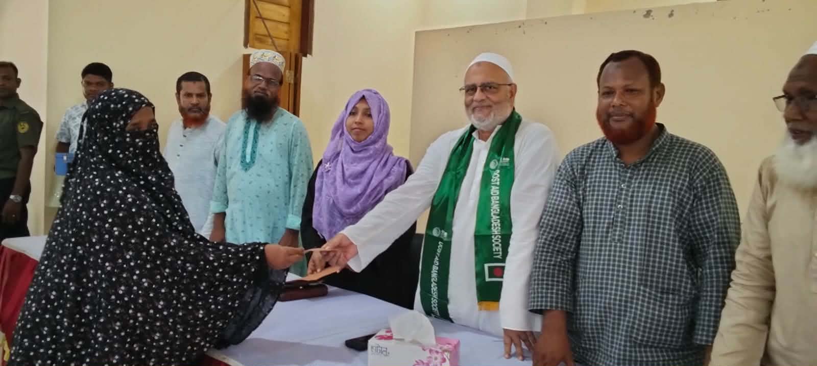 ঝিকরগাছায় প্রধানমন্ত্রীর নগদ অর্থ বিতরণ করলেন এমপি ডা : ফরিদ
