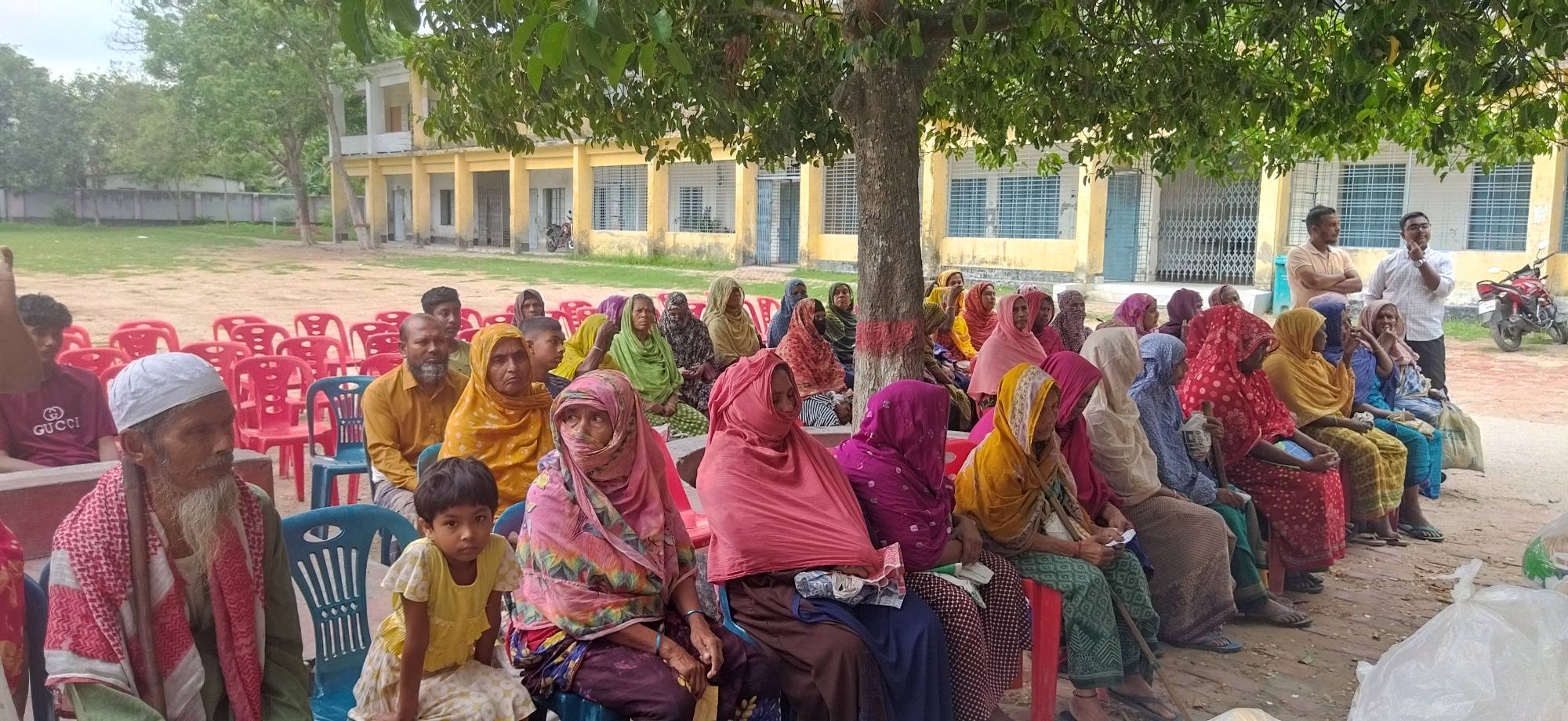 ভেড়ামারায় অসহায়, দুস্থ ও প্রতিবন্ধীদের মাঝে ঈদ উপহার সামগ্রী বিতরণ করল শিশু তাহমিদ ফাউন্ডেশন