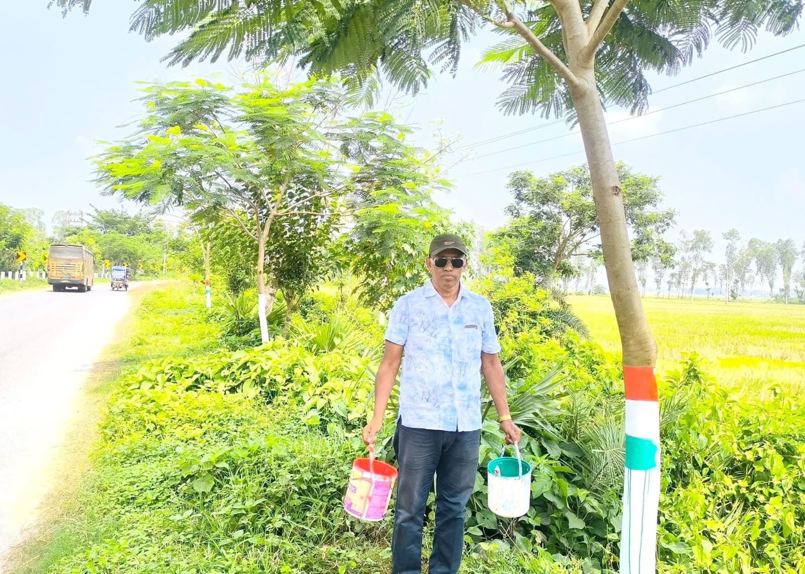 গাছে ভারতীয় পতাকার আদলে রং, চেয়ারম্যান আরিফকে ঘিরে সমালোচনা