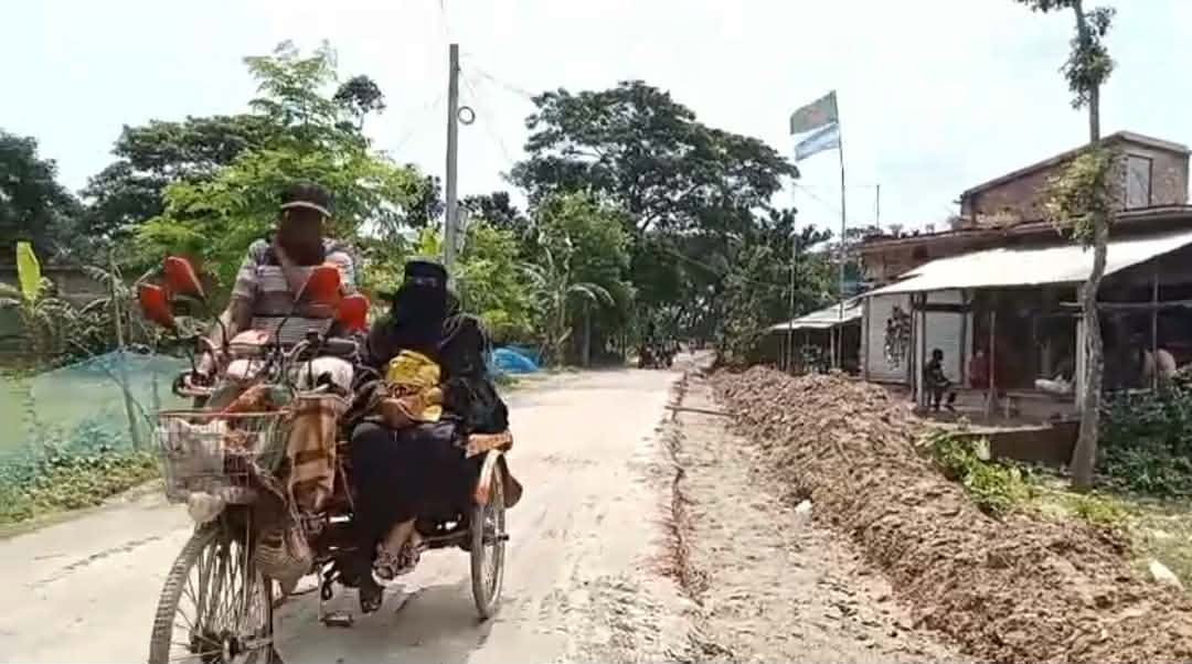 ঝিকরগাছার বারবাকপুর রাস্তাটি পাকা করনের কাজ শুরু হয়েছে