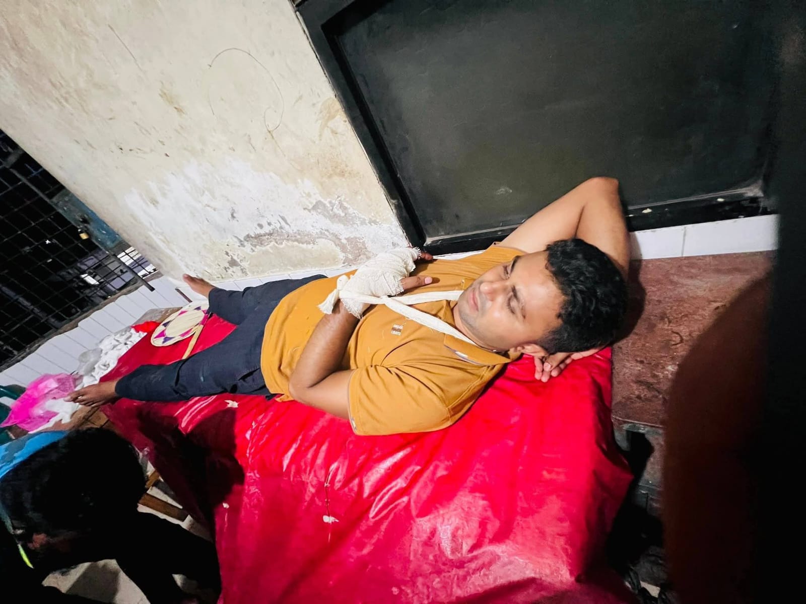 কুষ্টিয়া দৌলতপুরে বিশিষ্ট ব্যবসায়ী সাগর খান দুর্বৃত্তের হামলায় গুরুতর আহত