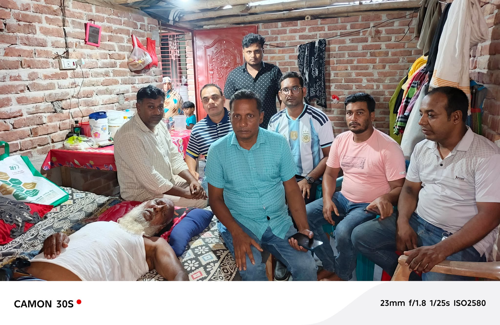 অসুস্থ প্রবীণ বিএনপি নেতার খোঁজ নিতে গেলেন চেয়ারম্যান পদপ্রার্থী খাইরুল ইসলাম (হামিদ মোল্লা)