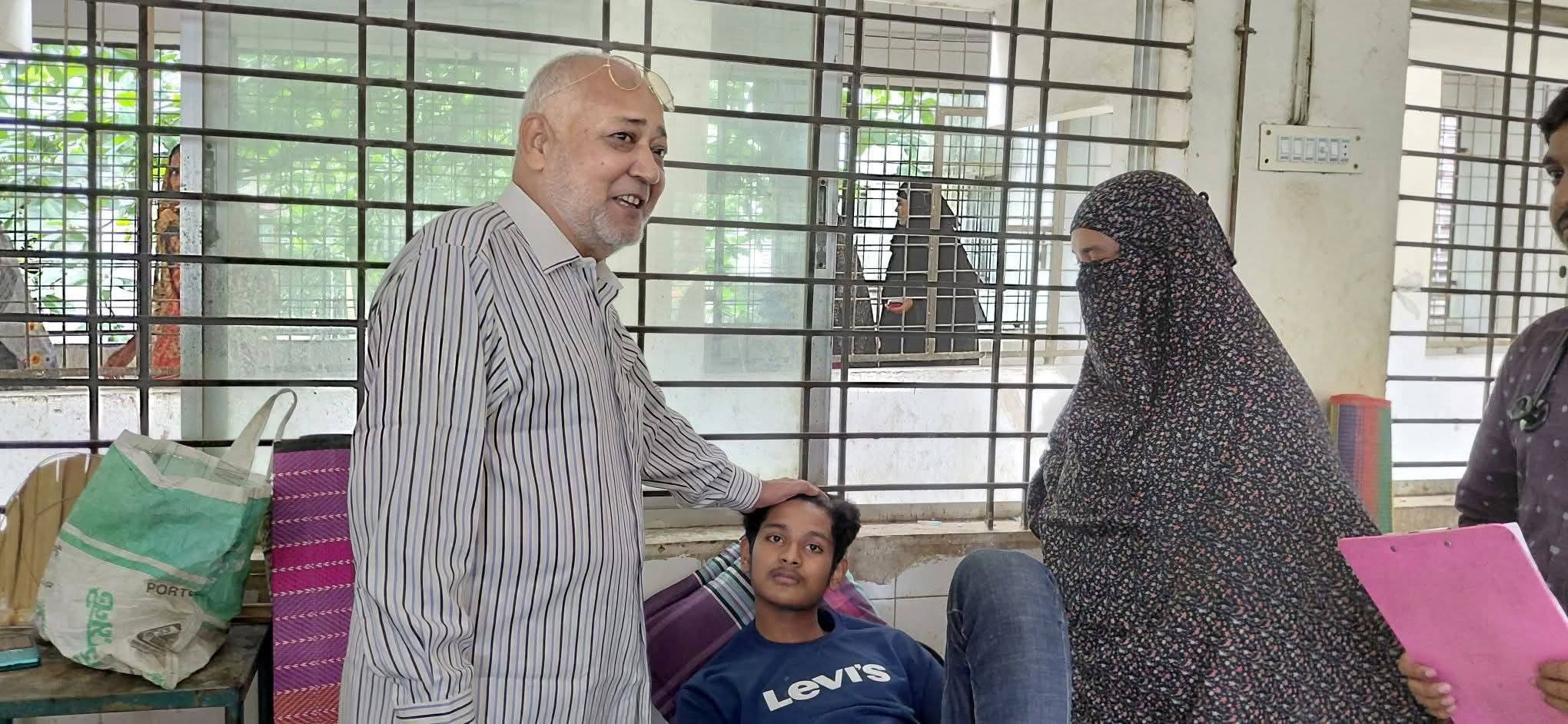 মানবিক দৃষ্টান্ত: হাসপাতালে গিয়ে রোগীদের খোঁজ নিলেন এমপি রেজা আহমেদ বাচ্চু মোল্লা