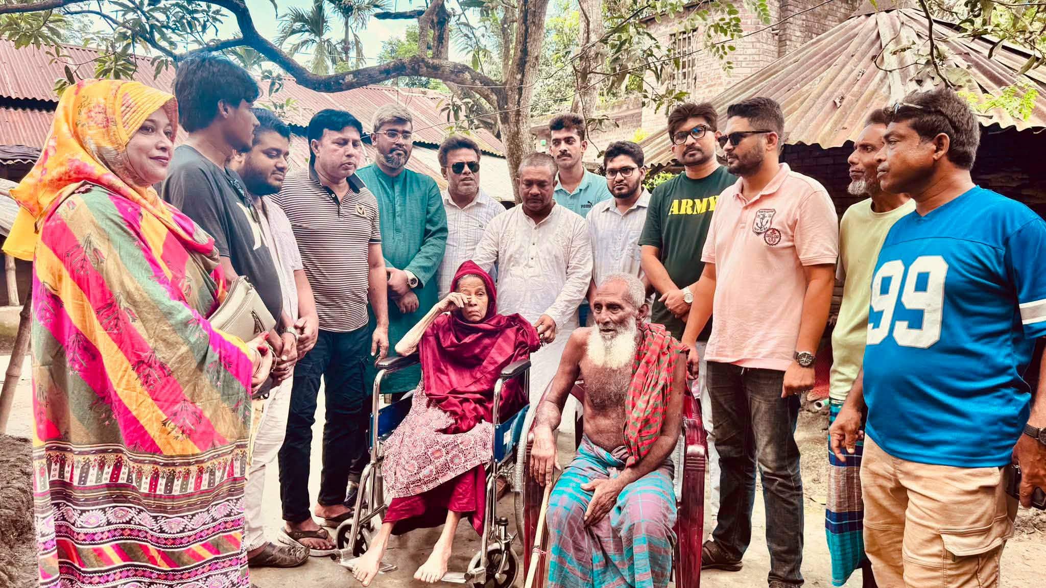 অক্ষম রাবেয়া বেগমকে আল মামুন ফাউন্ডেশনের পক্ষ থেকে হুইলচেয়ার উপহার