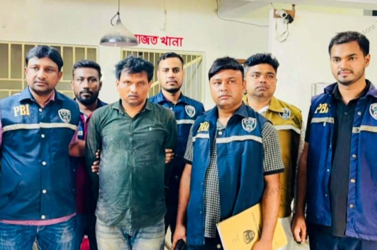 ফলোআপ:ঝিকরগাছা নিউ মডেল মাধ্যমিক বিদ্যালয়ের শিক্ষক মামুনের বটির কোপে মা খুন পিআইবির হাতে ঘাতক মামুন আটক