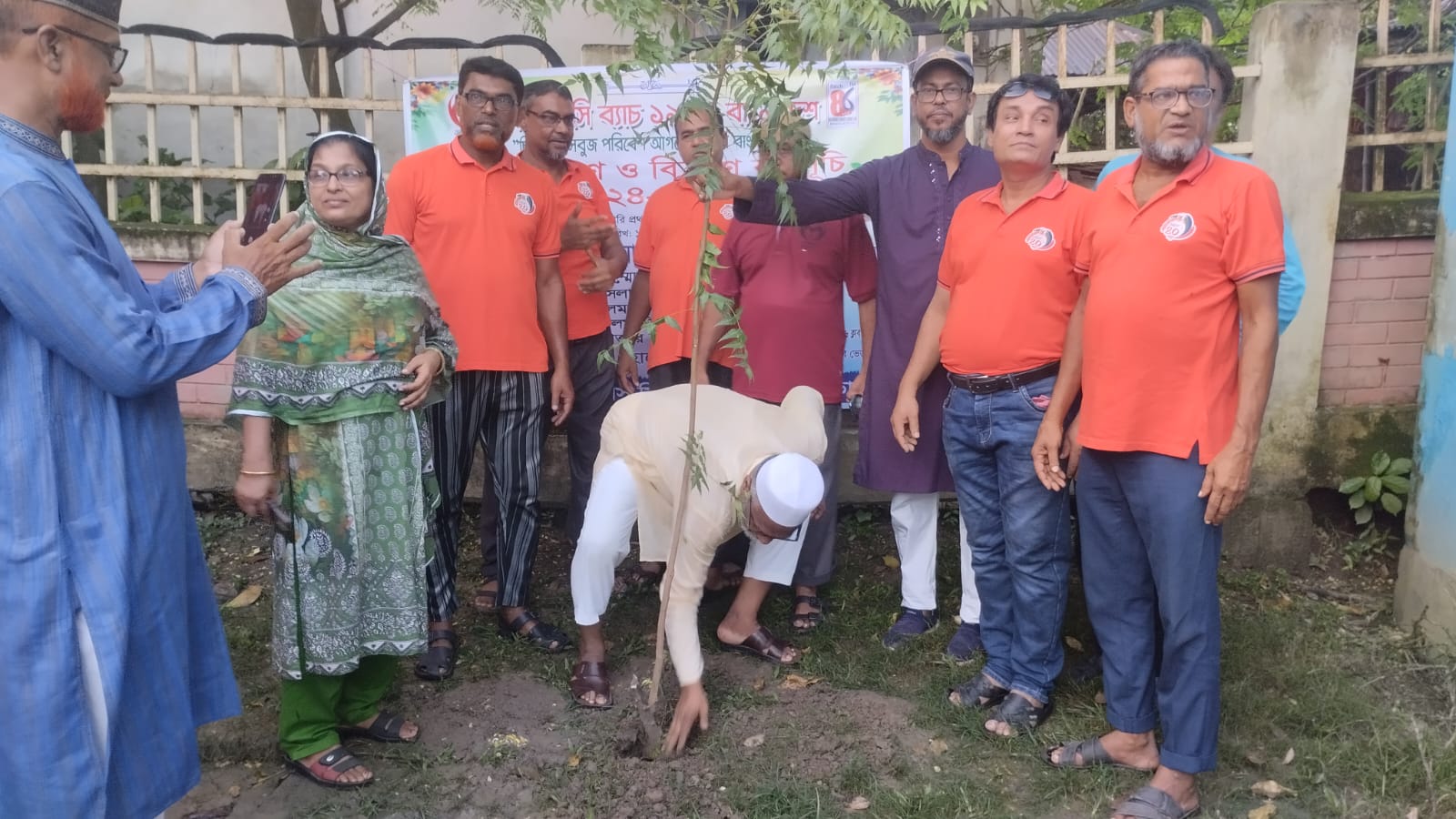 ভেড়ামারা এস এস সি ব্যাচ ৮৬ এর উদ্দ্যগে বৃক্ষরোপণ কর্মসূচি অনুষ্ঠিত