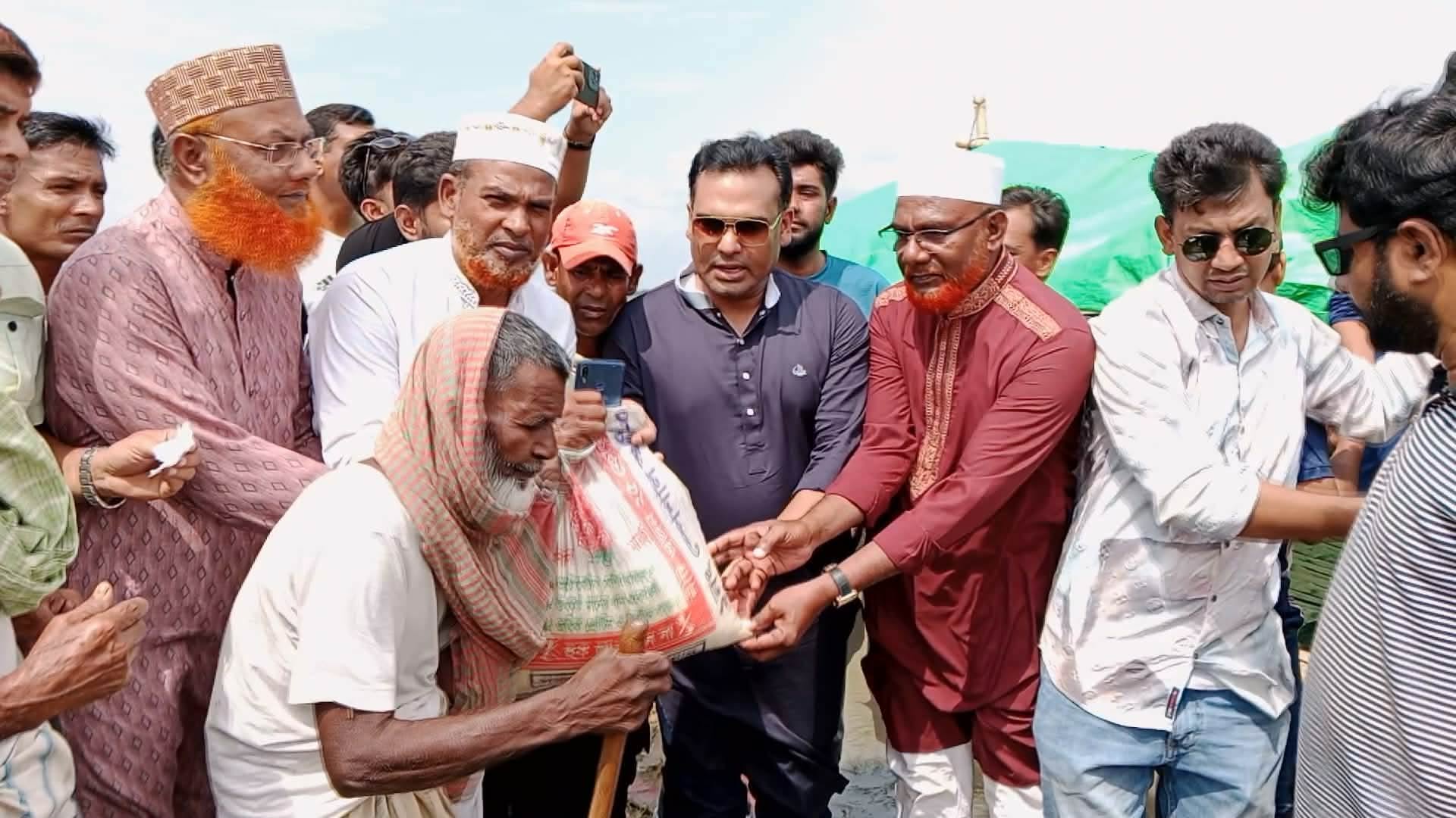 দৌলতপুরে বন্যাকবলিত ৬শত পরিবারের মাঝে উপহারসামগ্রী বিতরন