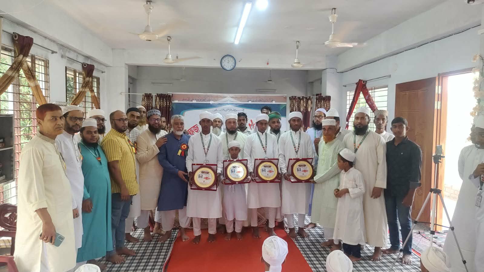 ঝিকরগাছায় ৪ জন কুরআনের হাফেজকে পাগড়ী ও ক্রেস্ট প্রদান