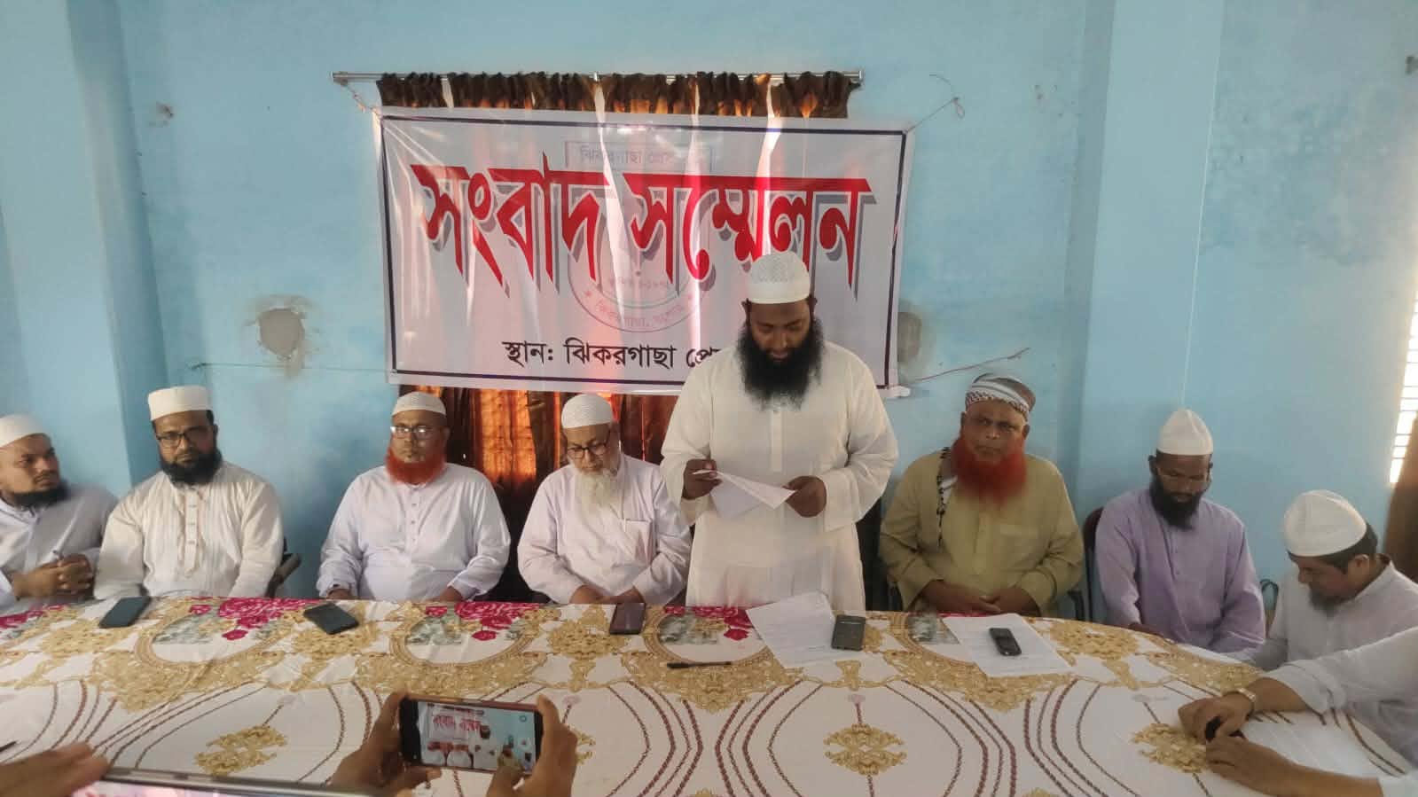 ঝিকরগাছায় মাদ্রাসা পরিচালকের বিরুদ্ধে ছাত্রী নির্যাতনের অভিযোগ ‘মিথ্যা ও ভিত্তিহীন’ দাবি করে সংবাদ সম্মেলন অনুষ্ঠিত
